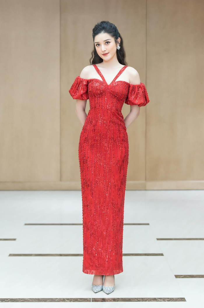 Một bộ váy đỏ chất liệu sequin óng ánh có thiết kế chéo dây ở vai cùng mái tóc xù khi đi sự kiện trước mùa giãn cách xã hội của Huyền My xinh đẹp vô cùng 