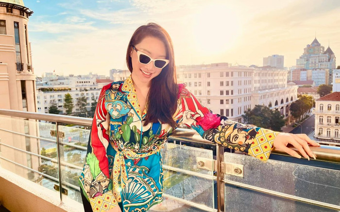 Vợ mới kém 16 tuổi của Chi Bảo lên đồ giấu bụng bầu 5 tháng siêu đỉnh Ảnh 2