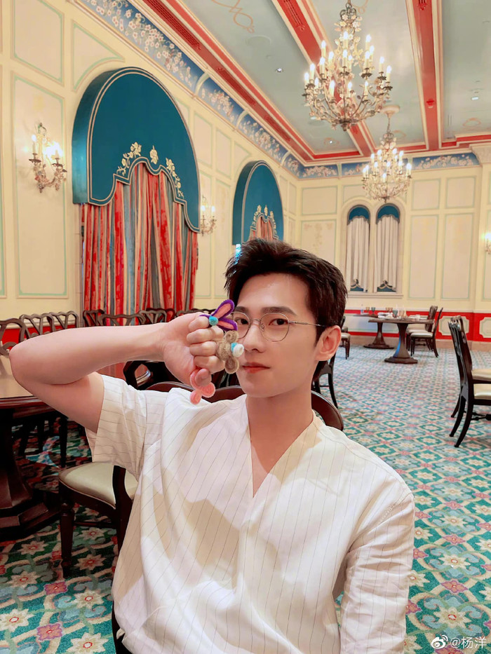 Dương Dương bị đào lại ảnh thời 'trẻ trâu' khiến fan cười bể bụng: Còn đâu thầy Vu Đồ trong truyền thuyết Ảnh 5