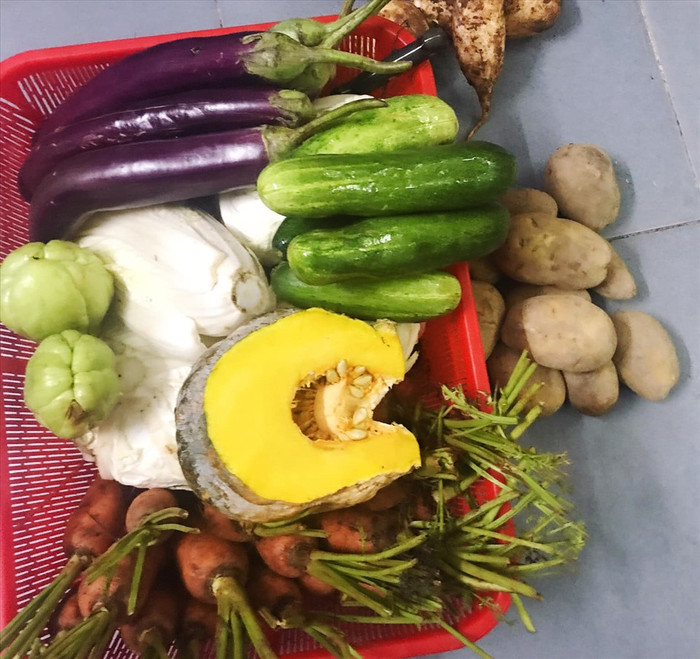 Những suất rau củ quả người dân sẻ chia nhau giữa mùa cách ly