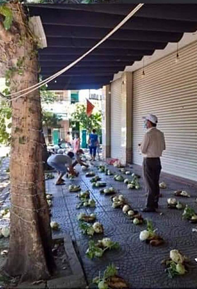 Người dân được nhận đa dạng các loại rau 