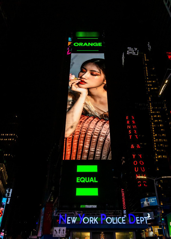 Vừa ra mắt MV mới, Orange vinh dự xuất hiện trên Billboard quảng trường thời đại Mỹ Ảnh 11
