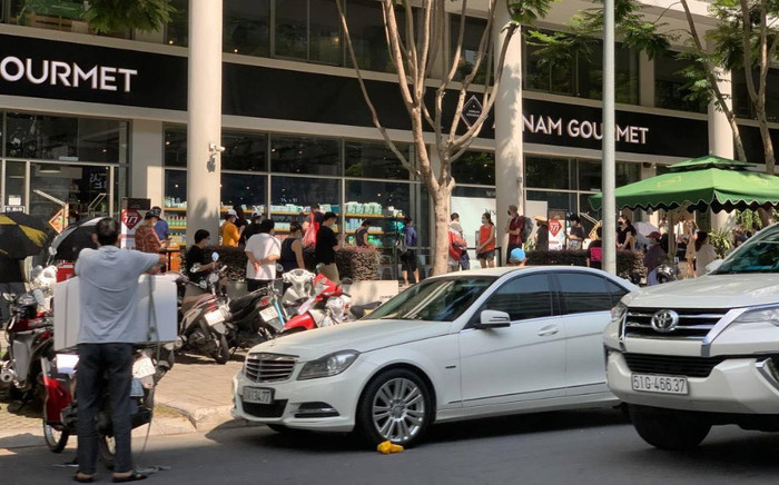 TP.HCM: Người dân chen chúc nhau đi siêu thị từ sáng sớm Ảnh 2