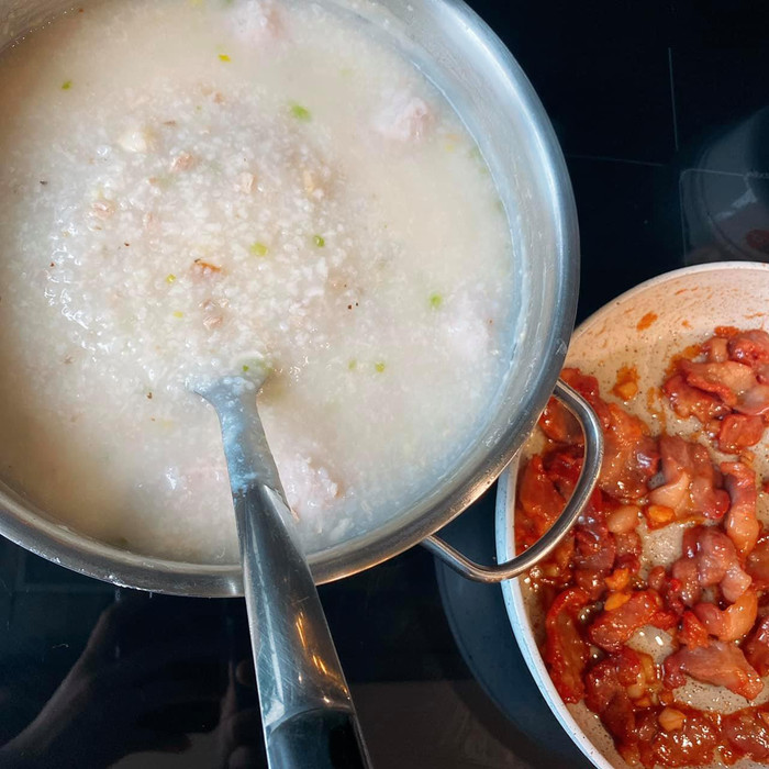 Vì cả nhà ăn uống no nê vẫn còn dư thịt và chả nên cô bèn tận dụng để nấu cháo ăn lót dạ bữa xế cho ấm bụng.