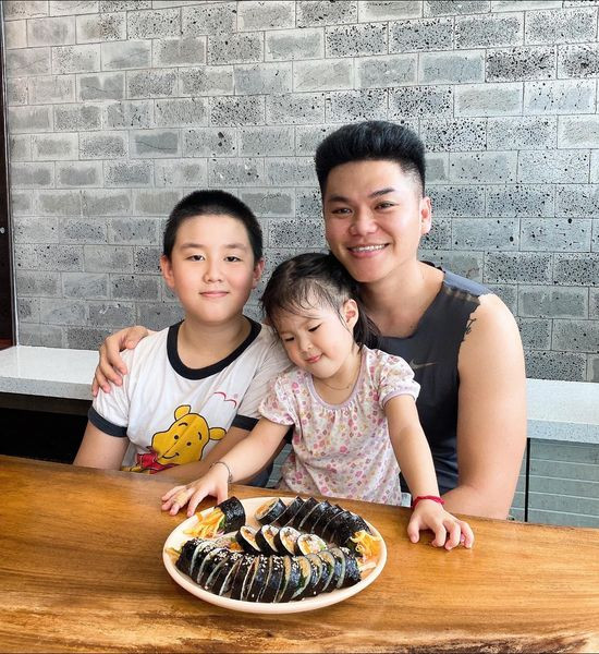 Lê Phương khoe hình ảnh chồng và các con bên dĩa cơm cuộn do chính tay cô làm.