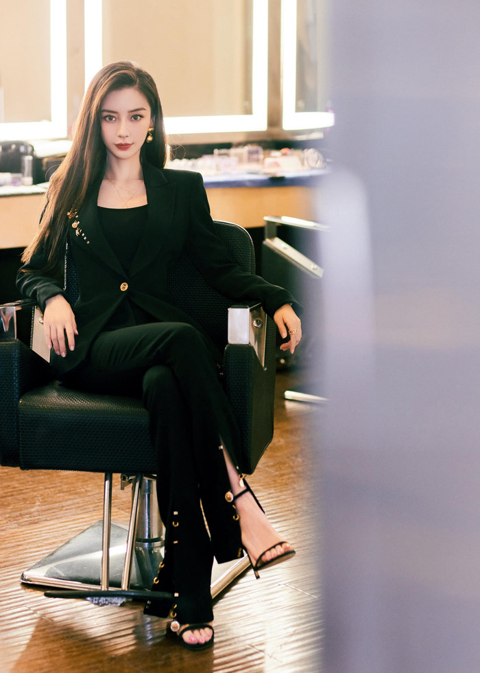 Angelababy chọn cho mình bộ suit đen đầy quyền lực với những khuy nút mạ vàng sang chảnh giúp trang phục thêm phần đẹp và 'chanh xả' hơn 