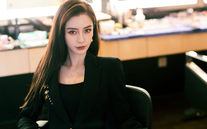 Angelababy khiến fan ná thở khi hóa nữ tổng tài đẹp không góc chết với suit đen quyền lực Ảnh 2