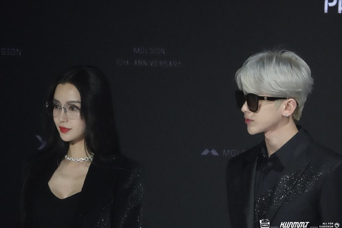 Cặp chị em Angelababy & Thái Từ Khôn mặc suit đen đôi với nhau xuất hiện tại cùng một sự kiện cho hãng kính mát từng lọt top search Weibo vì quá đẹp 