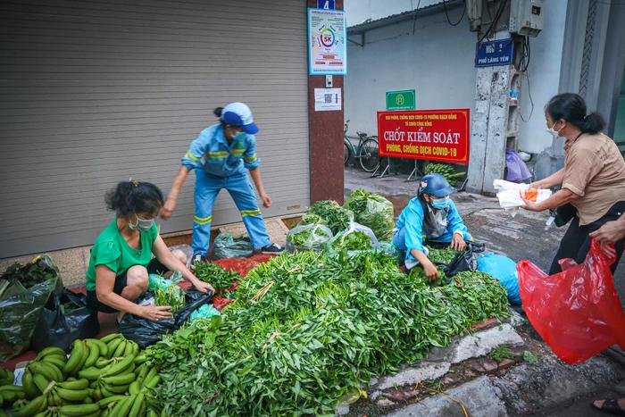 Sạp rau quả miễn phí ấm tình người của hai chị lao công giữa mùa dịch ở Hà Nội Ảnh 5