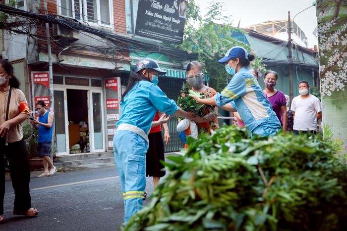 Sạp rau quả miễn phí ấm tình người của hai chị lao công giữa mùa dịch ở Hà Nội Ảnh 14