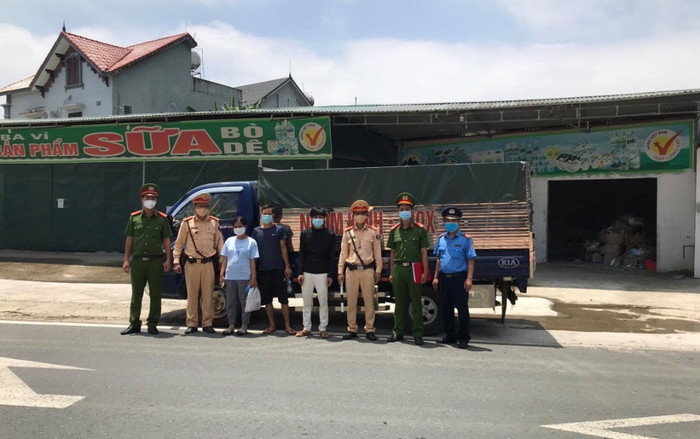 Lợi dụng xe 'luồng xanh', tài xế xe tải chở người từ Hoà Bình qua Hà Nội đến Bắc Ninh Ảnh 2