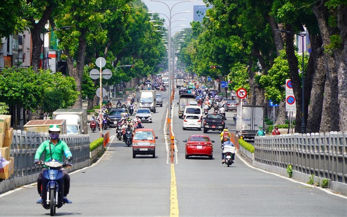 Phó Chủ tịch TP.HCM nêu 3 lý do người dân ra đường đông hơn trong thời gian giãn cách xã hội Ảnh 2