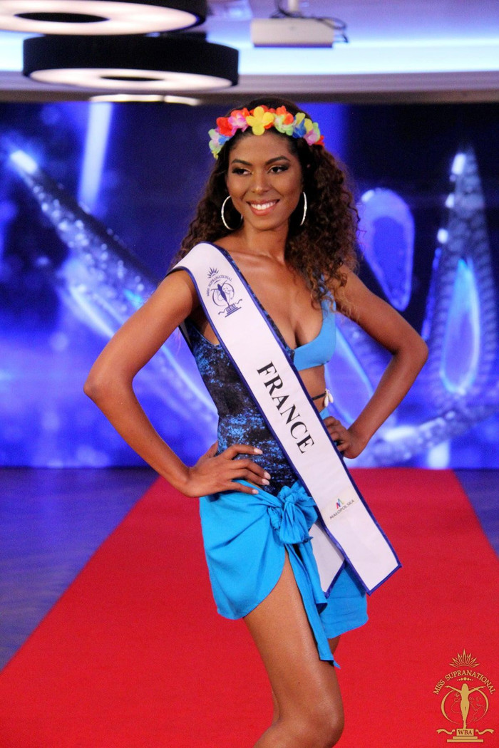 Đại diện Pháp để lộ hình thể gầy gò, xương xẩu, trang phục cô mặc cũng khá rườm rà, sến sẩm.&nbsp;