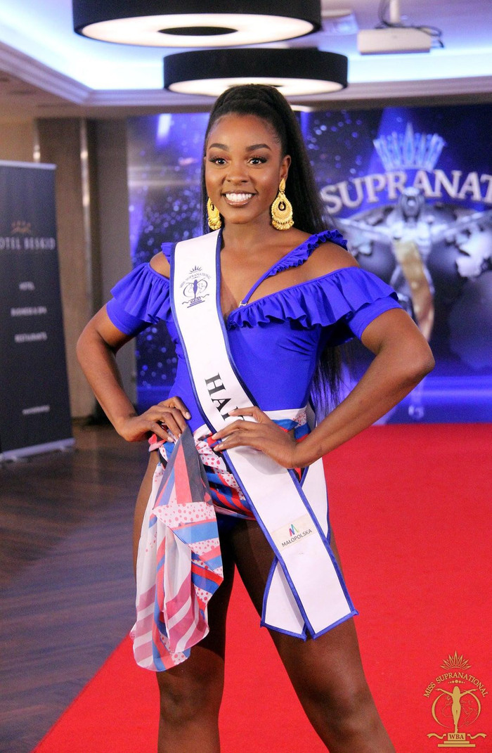 Khó ai hiểu được vì sao mỹ nhân Haiti lại chọn buộc khăn quanh eo thế kia...&nbsp;