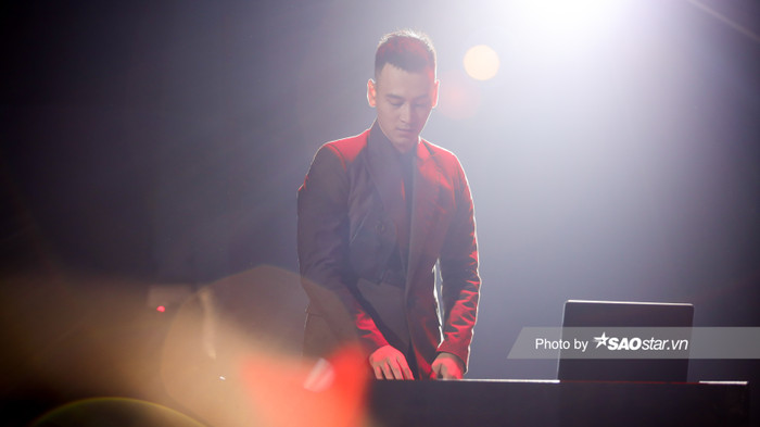 Màn trình diễn DJ ấn tượng của nam nghệ sĩ tạo không khí sôi nổi cho tập 1 The Heroes.