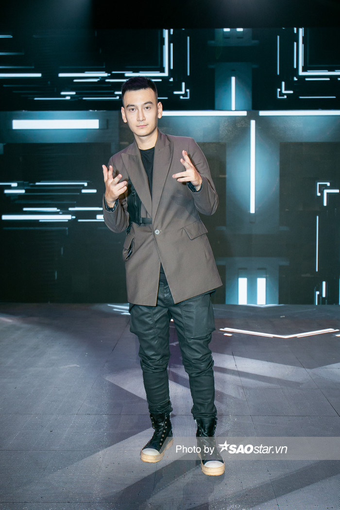 Ở vòng 1, Master Nimbia nam tính với trang phục áo vest.