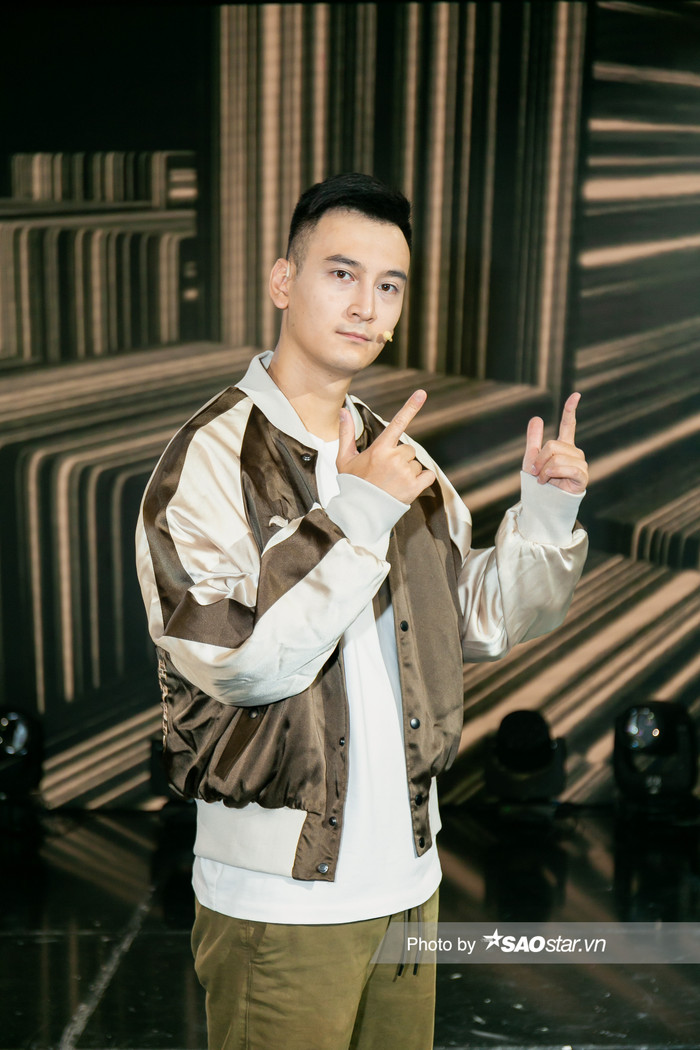 Ở vòng 3, Master điển trai 'hút hồn' fangirl với sắc nâu trầm tính, tô đậm thêm sự chững chạc của anh.