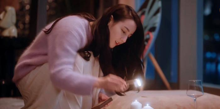 Kiều Tinh Tinh đốt nến ở khu vực dễ gây hỏa hoạn.