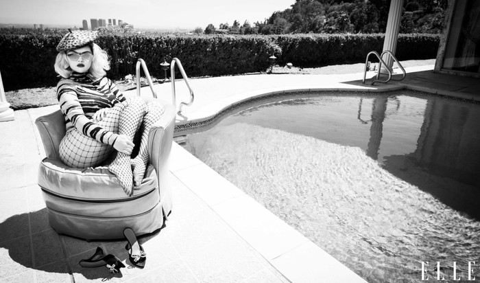 Nữ ca sĩ cùng ekip rất biết cách chọn background để chụp ảnh sao cho bức hình vừa đẹp vừa sang pha trộn lẫn thập niên và hiện đại