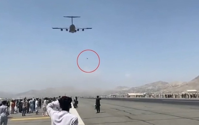 Hành trình tháo chạy nghiệt ngã của cặp anh em Afghanistan rơi khỏi máy bay Mỹ Ảnh 2