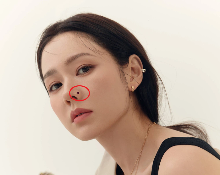 Trong nhân tướng học, người có nốt ruồi ở cánh mũi thường không giữ được tiền. Ảnh minh họa