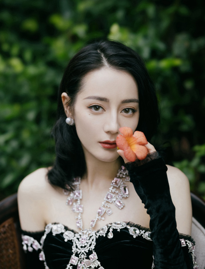 Địch Lệ Nhiệt Ba tự nhận mình là người xấu nhất nhà, bất ngờ dữ vậy? Ảnh 8