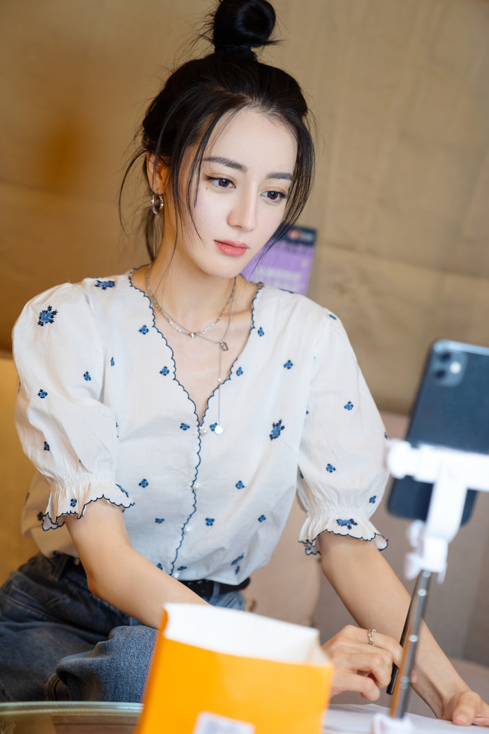 Địch Lệ Nhiệt Ba tự nhận mình là người xấu nhất nhà, bất ngờ dữ vậy? Ảnh 6