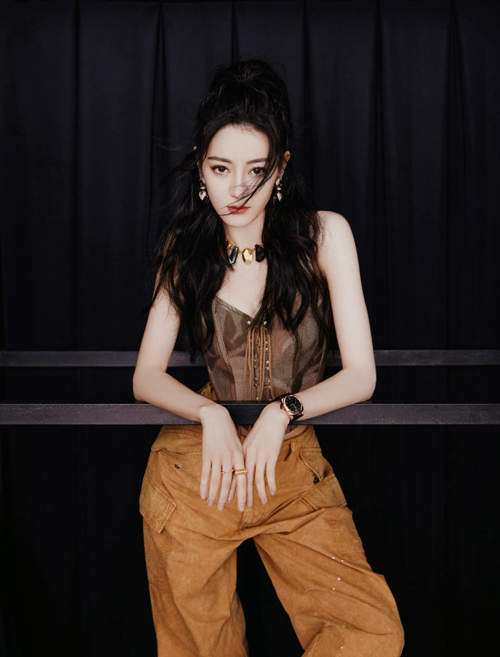 Địch Lệ Nhiệt Ba tự nhận mình là người xấu nhất nhà, bất ngờ dữ vậy? Ảnh 4