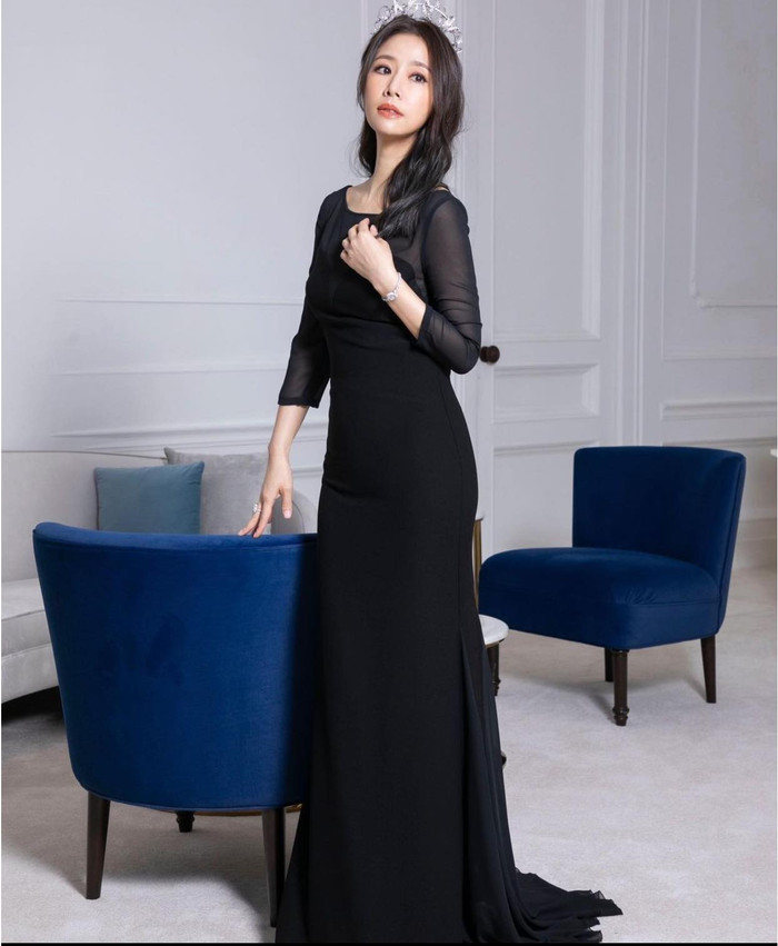 Đúng là khi qua photoshop, bức ảnh của nữ diễn viên trông mướt mắt hơn&nbsp;