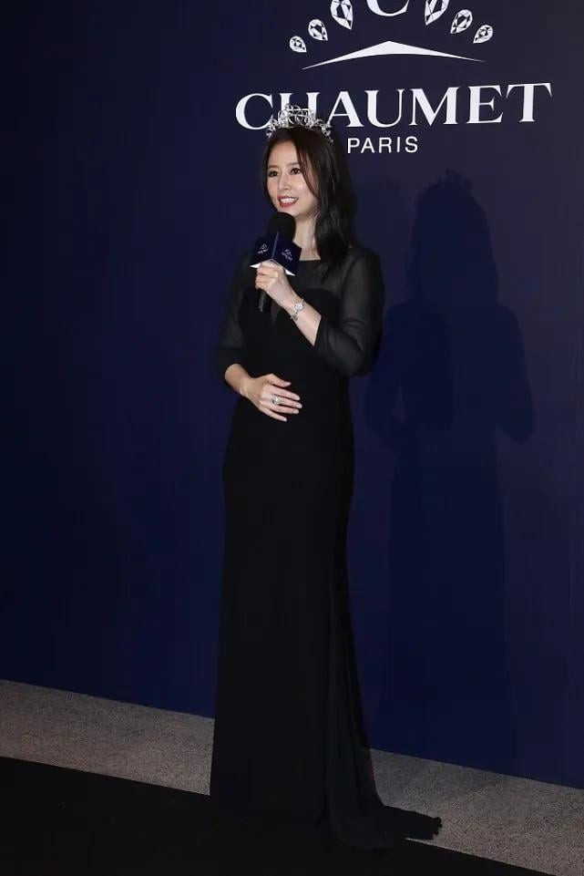 Mặc một bộ váy đen dài, vợ của Hoắc Kiến Hoa cứ lấy tay che vòng 2 của mình khiến khán giả suy đoán chả lẽ cô đang mang thai tiếp hay sao