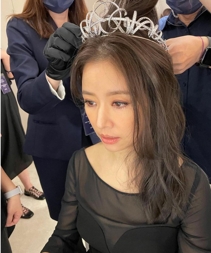 Ảnh sau hậu trường cho thấy sự mệt mỏi thấy rõ của nữ diễn viên U40