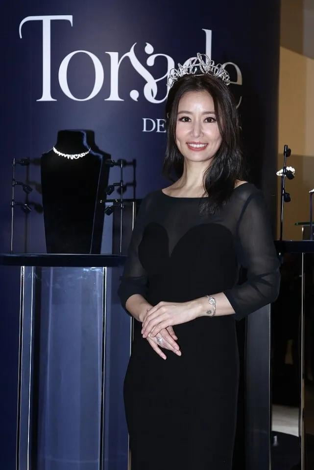 Nhan sắc lão hóa cùng chiếc mũi có phần 'giả trân' của Lâm Tâm Như cho thấy vẻ đẹp của cô xuống dốc nhanh so với các chị em đồng nghiệp cùng tuổi khác