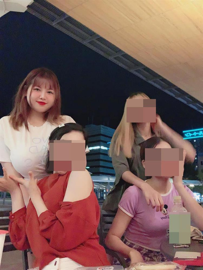 Hotgirl 'ngực khủng' Hải Dương khiến dân tình tranh cãi vì vô tư để bạn 'sờ nắn' khi chụp ảnh Ảnh 3