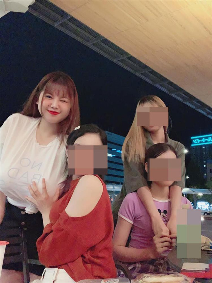 Hotgirl 'ngực khủng' Hải Dương khiến dân tình tranh cãi vì vô tư để bạn 'sờ nắn' khi chụp ảnh Ảnh 4