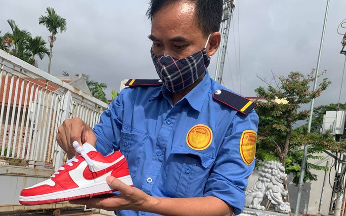 Nhận hàng từ shipper, chú bảo vệ liền có hành động kỳ lạ và lời giãi bày khiến tất cả rưng rưng xúc động Ảnh 2