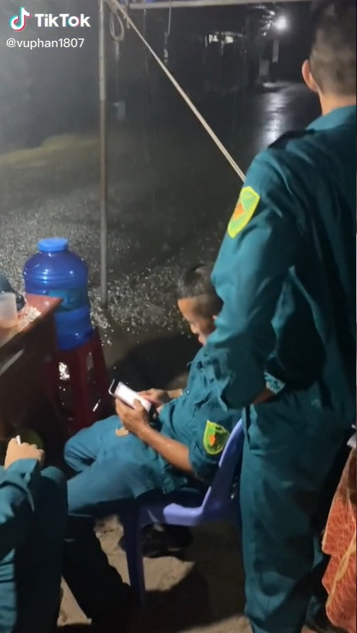 Hình ảnh chiến sĩ công an túc trực tại chốt dưới cơn mưa tầm tã...