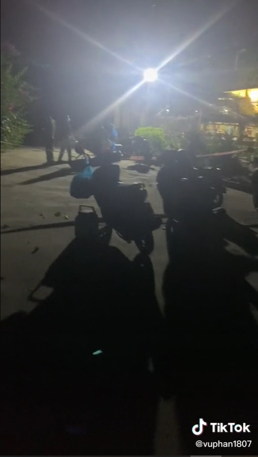 Sau đoạn clip bị mẹ 'đuổi', chiến sĩ công an còn đùa rằng: 'Các bạn đừng đi đâu nhé, để tôi còn được về nhà chứ mẹ đuổi đi rồi'.&nbsp;