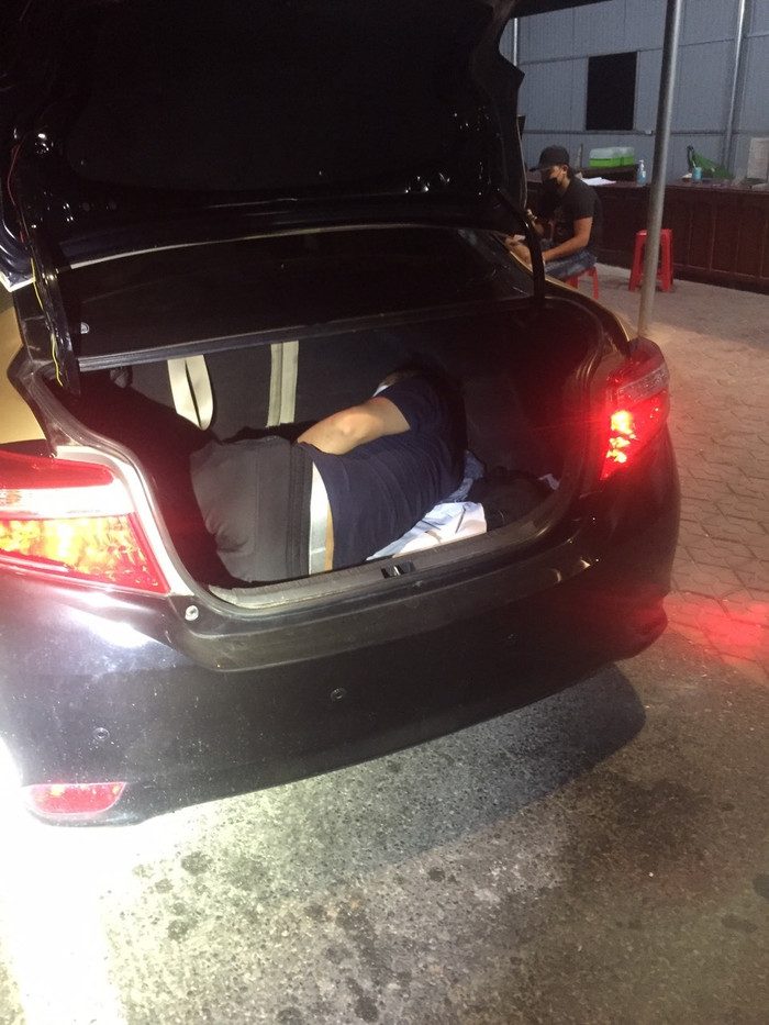 Người đàn ông nằm gọn trong cốp xe để thông chốt kiểm dịch.