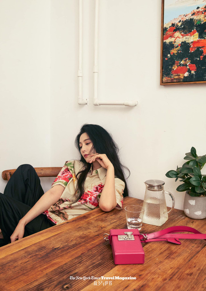 Đầu xù tóc rối vẫn không làm lu mờ nhan sắc của nữ hoàng thảm đỏ Cbiz