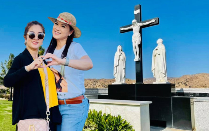 Thúy Nga xúc động khi cùng bà xã danh hài Chí Tài đi viếng mộ cố nghệ sĩ Ảnh 2