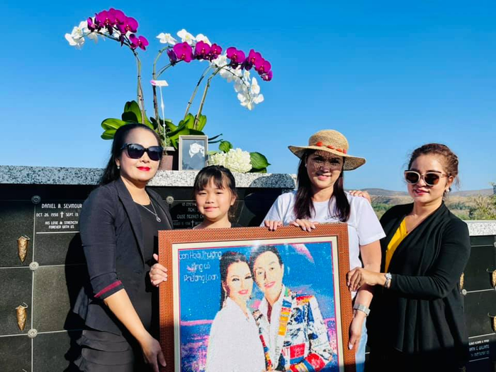 Một người hâm mộ ở Việt Nam đã thêu bức tranh cố NS Chí Tài cùng bà xã tặng cho chị Bé Heo. 