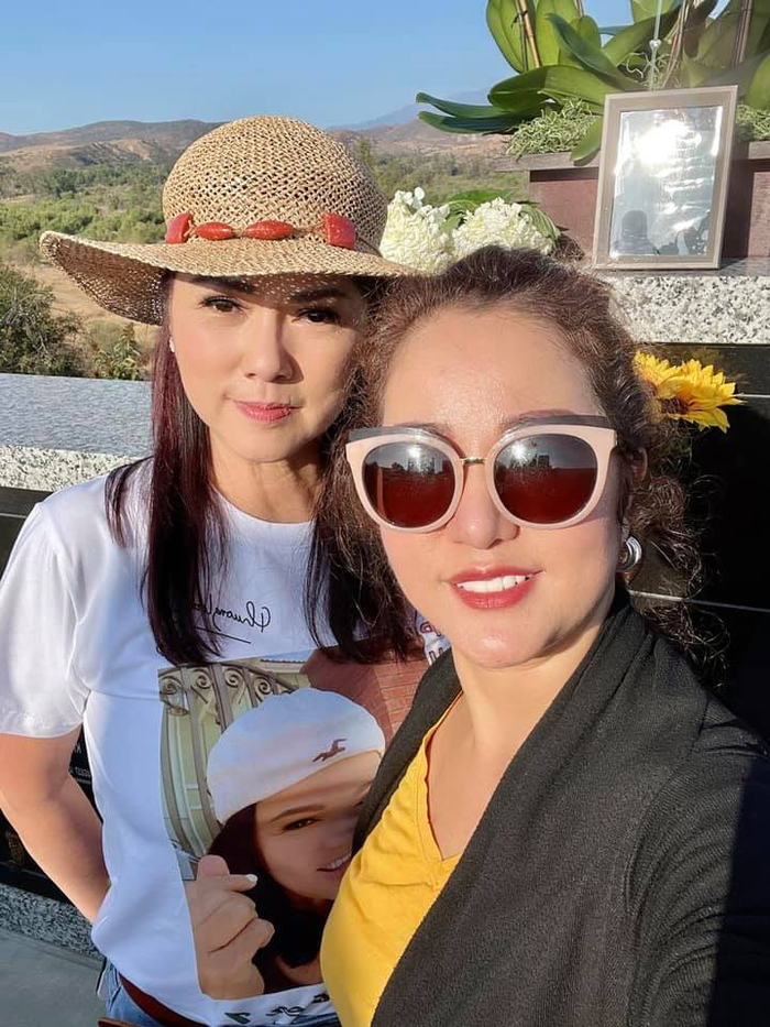 Thúy Nga xúc động khi cùng bà xã danh hài Chí Tài đi viếng mộ cố nghệ sĩ.