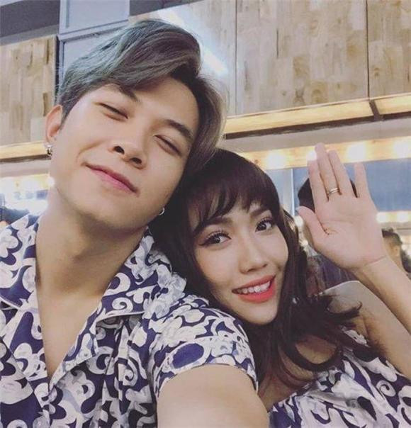 Một lần nữa, cặp đôi lại để lộ bằng chứng tình cảm qua loạt áo sơ-mi hoạ tiết rực rỡ.&nbsp;