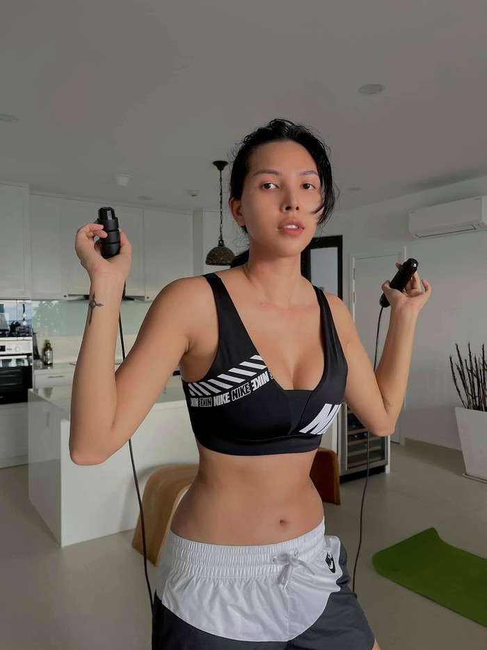 Thân hình rắn chắc vòng nào ra vòng nấy của chân dài làng mốt Việt