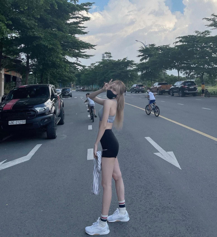 Đôi khi tình cũ Sơn Tùng thay thế legging bằng quần biker sành điệu để mặc chạy bộ trong khu nhà mình 