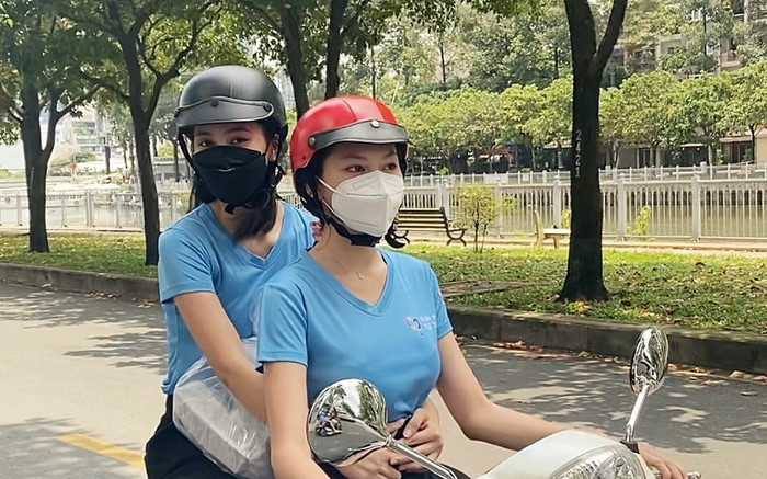 Hoa hậu Tiểu Vy, Á hậu Ngọc Thảo hóa shipper giao cơm cho tuyến đầu chống dịch Ảnh 2