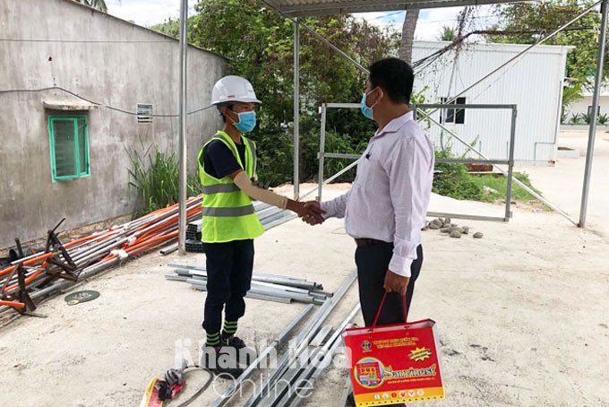 Ông Thọ tới công trường xin lỗi anh Em sau vụ ồn ào. 