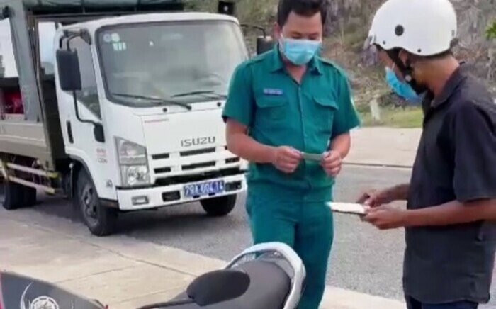 Phó chủ tịch phường thôi việc sau vụ nói 'bánh mì không phải là thực phẩm thiết yếu' Ảnh 2