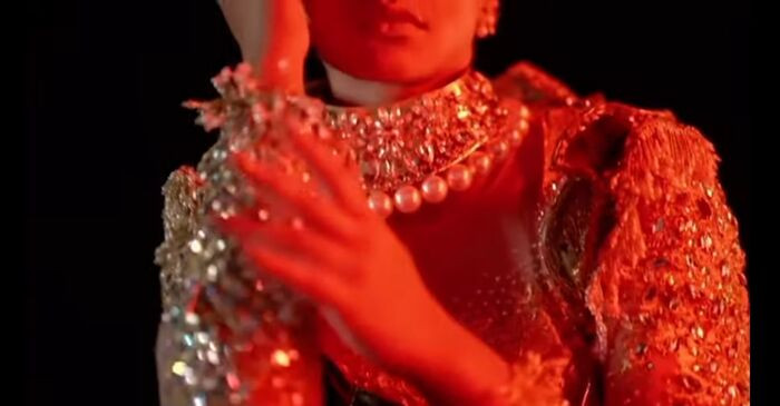 Với kỹ năng trình diễn chuyên nghiệp, bộ cánh được đầu tư lộng lẫy, không hề ngạc nhiên khi giải thưởng này gọi tên Indonesia. 