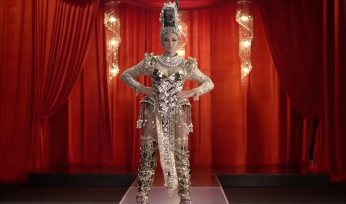 Jihane Almira Chedid là đại diện Indonesia năm nay, cô là một nữ diễn viên, người mẫu và từng có kinh nghiệm chinh chiến trong nhiều cuộc thi nhan sắc trước đó. 